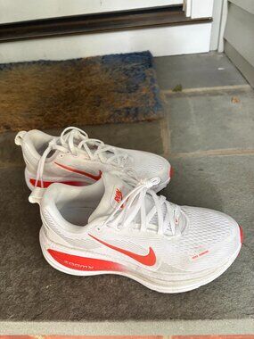 Nike Women's Vomero 18 Running Shoes
